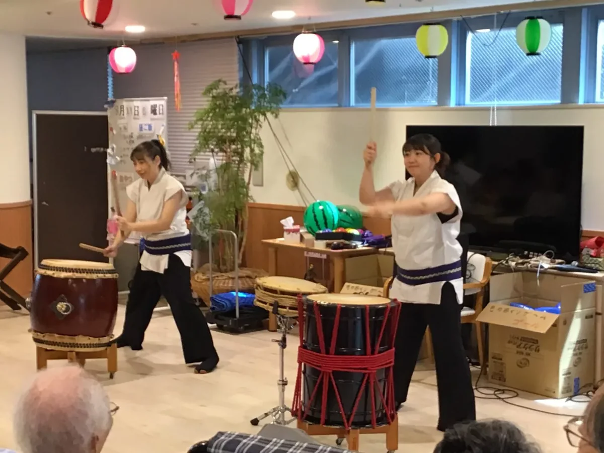 和太鼓パフォーマンス【しまナーシングホーム飯田橋】の様子