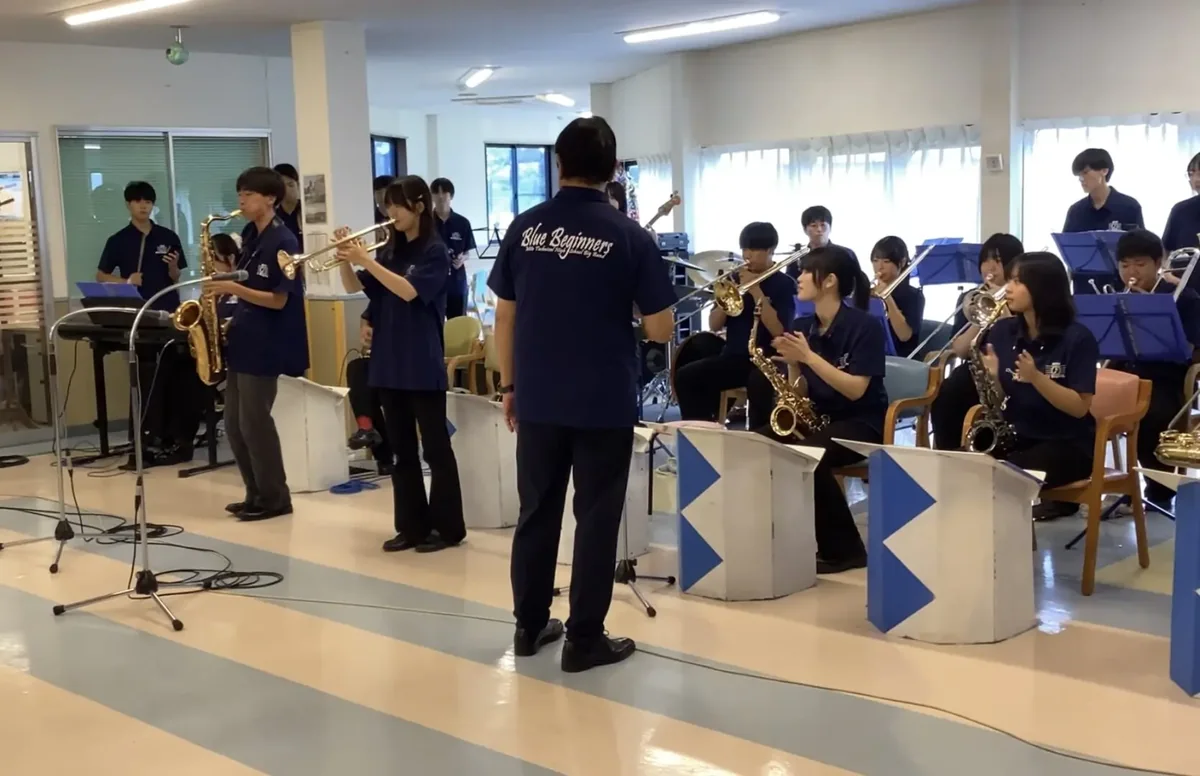 ジャズバンドの演奏会【しまナーシングホーム平須】の様子